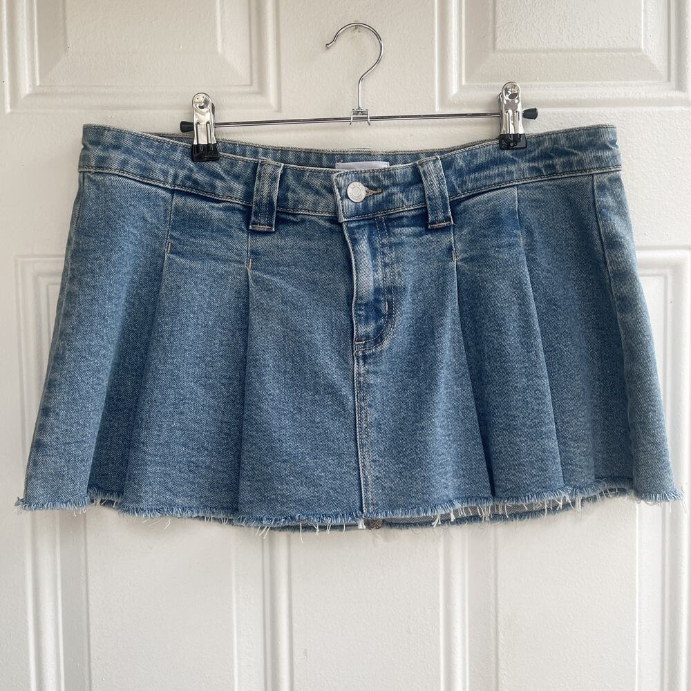 Cello Jeans Low Rise Pleated Denim Mini Skirt Size L Raw Hem Light Wash